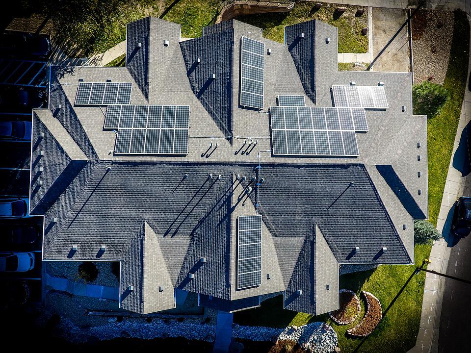 střecha se solárními panely