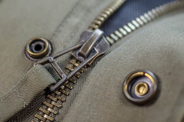 Bunda se dá uzavřít na zip a cvočky nám ji pomohou držet ještě pevnější