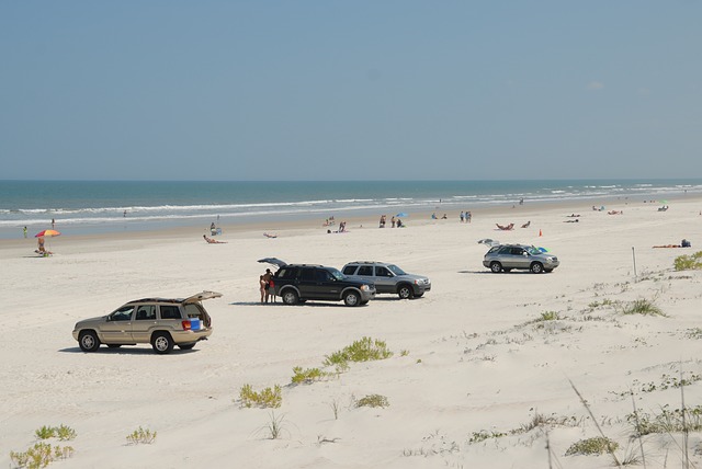 auta na pláži